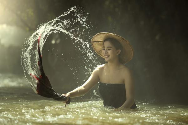 揣1000元人民幣去泰國,能得到什麼服務?請一個姑娘綽綽有餘 揣1000元人民幣去泰國,能得到什麼服務?請一個姑娘綽綽有餘