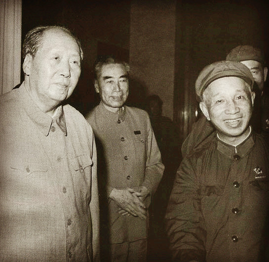 毛主席手拿電報對朱德說:粟裕主意多嘛,你看他又給我們出點子了 毛主席手拿電報對朱德說:粟裕主意多嘛,你看他又給我們出點子了