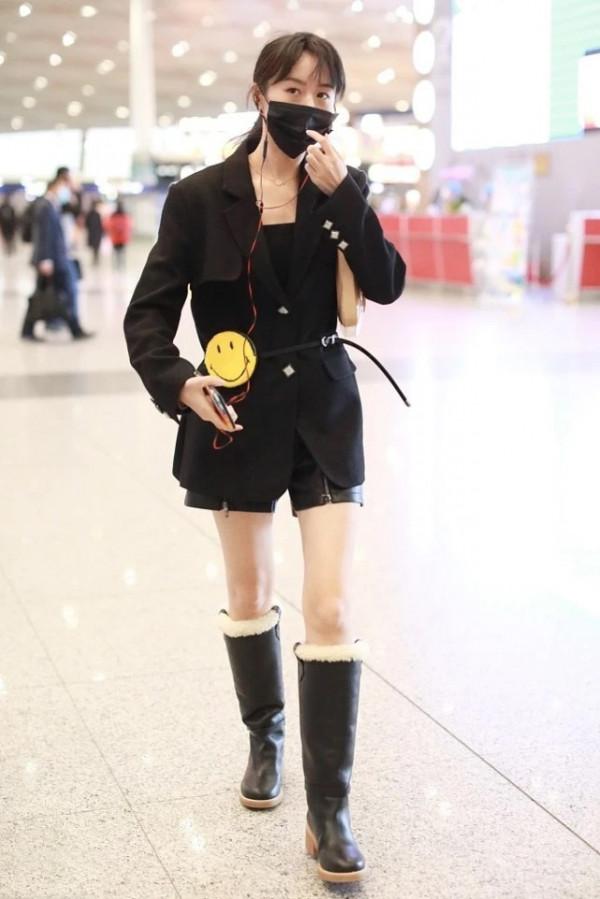 袁冰妍到底想什麼,短褲配羊羔毛皮靴還露腿,這造型有點摸不透 袁冰妍到底想什麼,短褲配羊羔毛皮靴還露腿,這造型有點摸不透