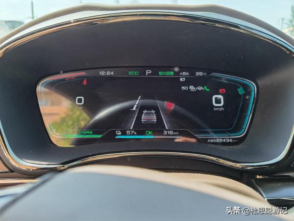 漢EV自駕新疆伊犁，一個人獨自玩耍，逛鞏留縣的蝶湖景區