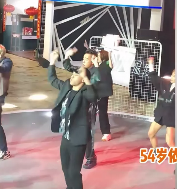 千萬網紅直播母親嫁給小男友,還有黃曉明劉曉慶等大腕線上祝福 千萬網紅直播母親嫁給小男友,還有黃曉明劉曉慶等大腕線上祝福