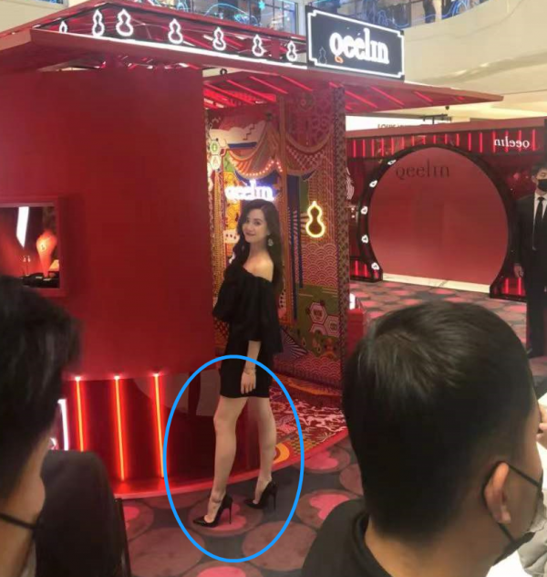 劉詩詩現身商場引圍觀！鞋跟太高令人擔憂，走路腳背繃成一條直線