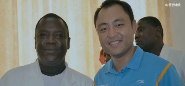 非洲難民打群架,中國維和部隊趕到,兩招把他們制服!紀錄片 非洲難民打群架,中國維和部隊趕到,兩招把他們制服!紀錄片