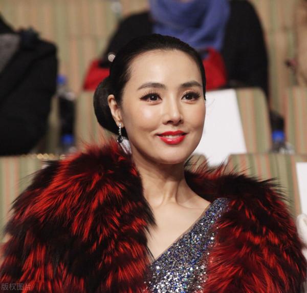 姜宏波小姐姐貴氣十足