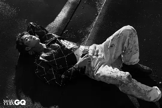 王一博GQ銀十封面，廢墟大片，創刊十二年以來第一次單人拉頁封面