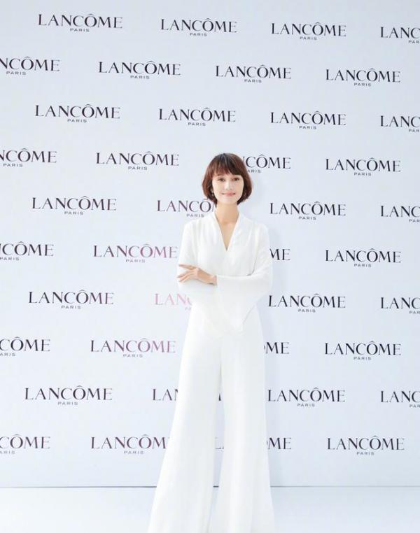 袁泉越老越好看，穿牛仔外套配小腳褲好洋氣，40歲女人該學一學