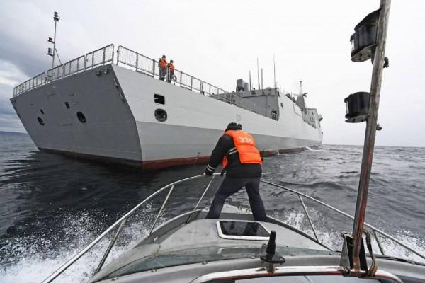 中國艦隊橫穿日本海峽，南昌艦政委調侃：“御用攝影師”還沒來？