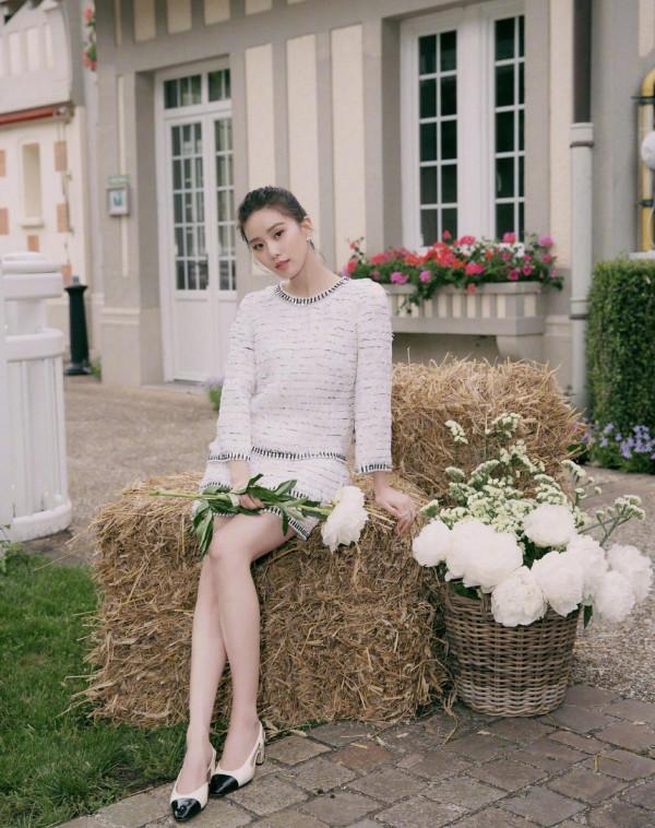 有一種高階感叫劉詩詩穿真絲連衣裙，明明很簡單，她卻穿出國際範