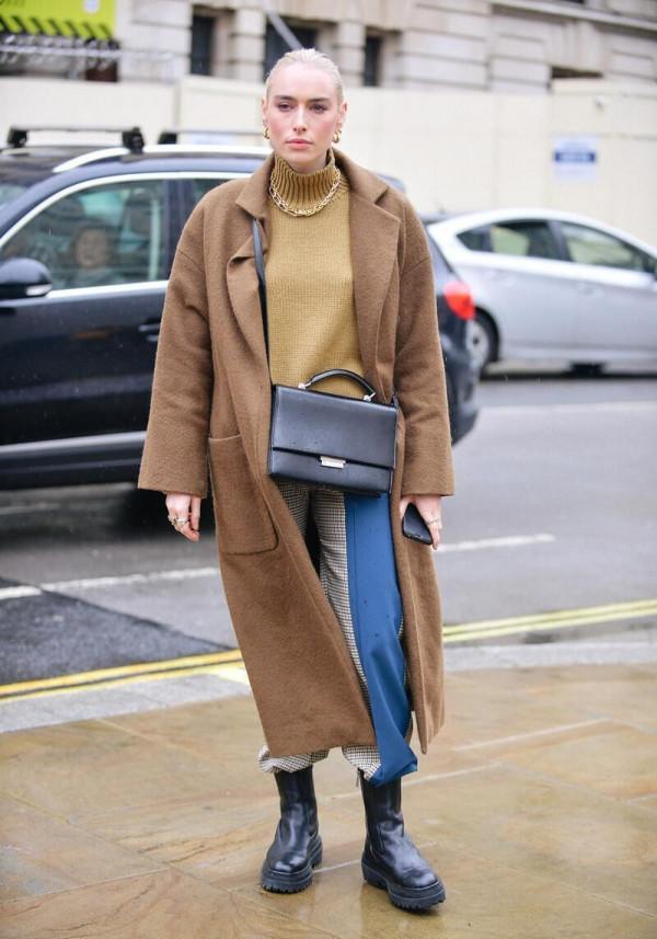 四五十歲的女人別直接穿毛衣，學潮流達人的打扮，配毛衣鏈太洋氣