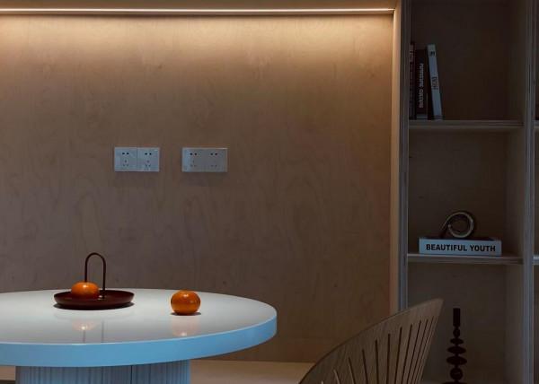 49平米的公寓改變成工作區，滿足功能需求，並引入光影效果