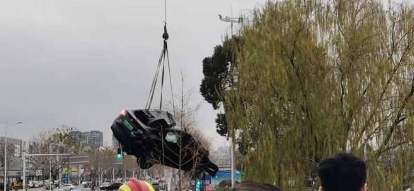 網傳女乘客試駕特斯拉Model Y墜入河中 特斯拉回應：非試駕、警方已介入