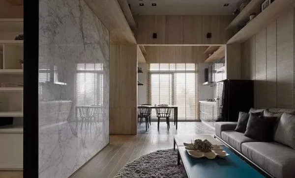 這個裝修想法很有創意，入戶用大理石隔斷做端景牆