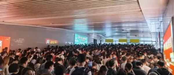 十一國人在高速景區受罪，我在被窩看雨追劇