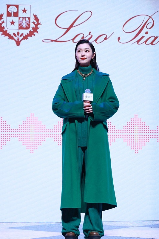 宋軼的生圖也好美，雖然服裝太厚實，卻擋不住她的美