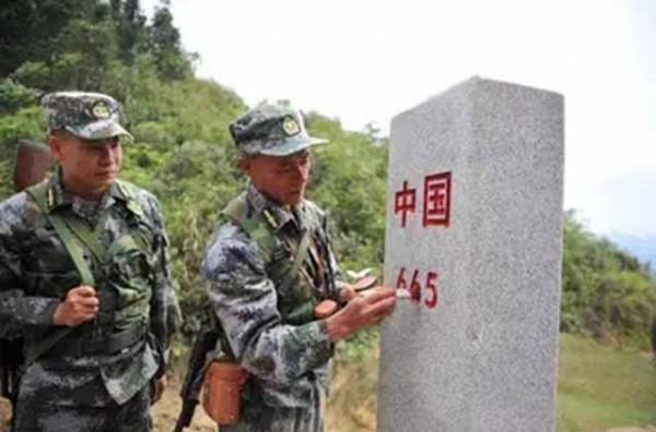 84年，越軍罵陣還朝哨所尿尿，駱科邦一擊將其斃命，越南懸賞3萬