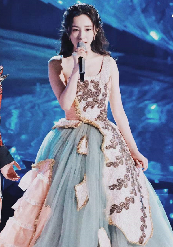 明星跨年禮服太內卷！baby楊冪高定爭鋒，唐嫣快被甩出85花