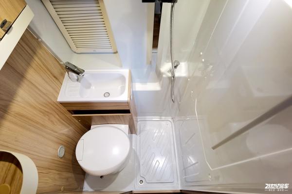 又出新花樣！整體吸塑內飾，隆翠首款Crossover彈出式屋頂B級房車