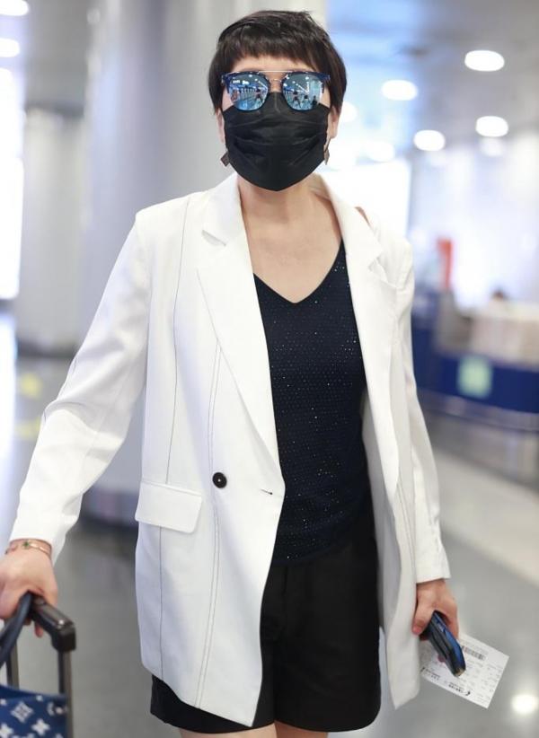 張凱麗真有魅力,穿棕色皮衣配牛仔褲活力滿滿,中年女性穿搭範本 張凱麗真有魅力,穿棕色皮衣配牛仔褲活力滿滿,中年女性穿搭範本