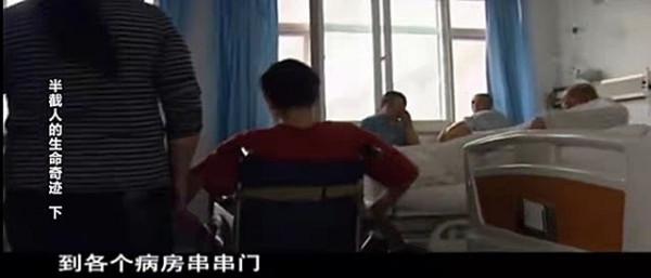 04年彭水林因車禍被“削”為78釐米，妻子不離不棄，今小孫女在手