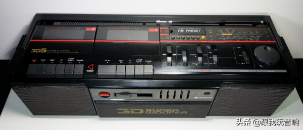 日立Hitachi1988年推出了這款TRK-3D5E行動式收錄機音響