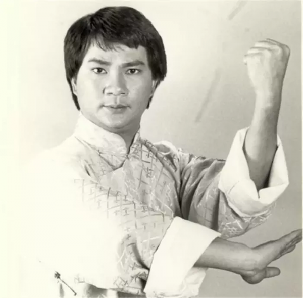 1987年一部合拍動作片，導演親自當替身被火燒，女主角長相驚豔