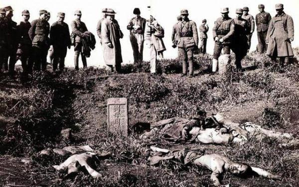 一場爽到極致的屠殺式伏擊戰，閉著眼開槍都能射中日軍