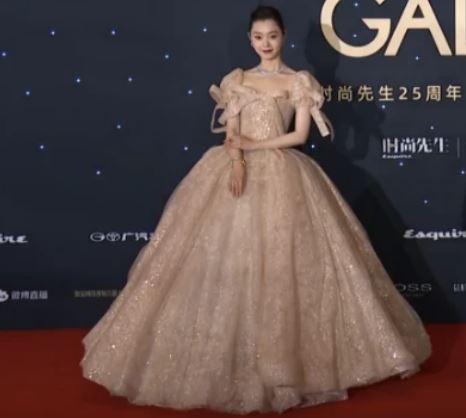 2022年第一場紅毯，在北京零下十幾度的寒風中，女明星們爭奇鬥豔