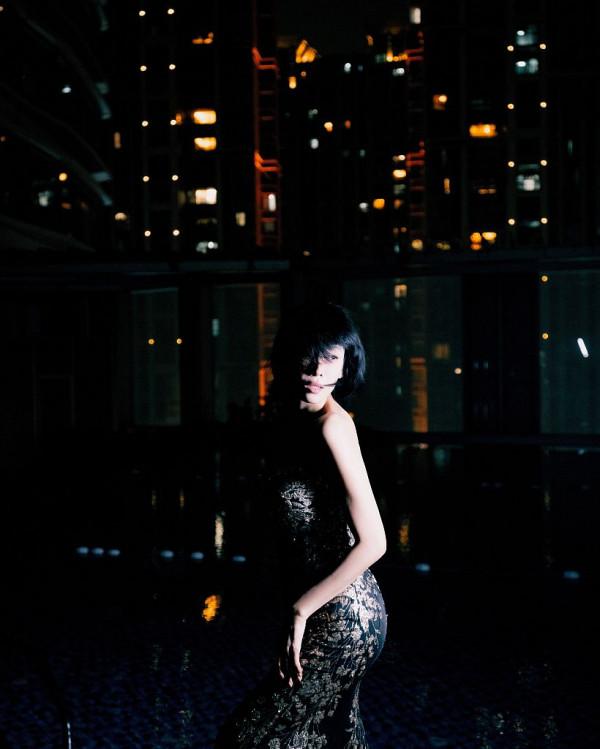 張藍心亮相2021金雞獎閉幕式 穿亮片抹胸裙氛圍感十足