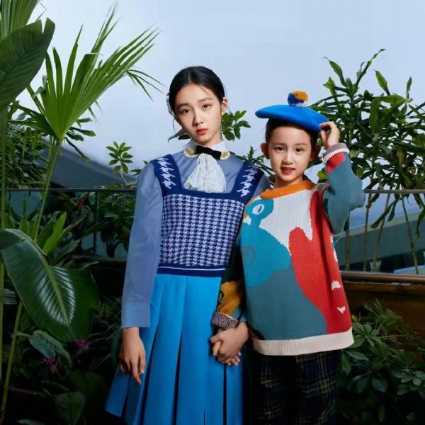 黃多多與孫莉同穿運動風服飾，氣質不輸媽媽，“多妹”也是很可愛