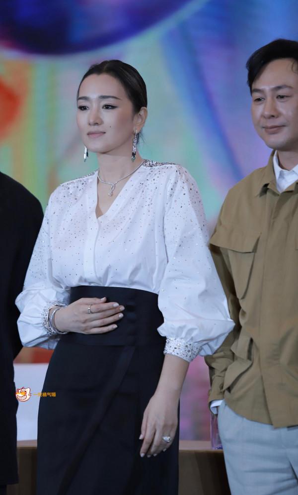 北影節，佟麗婭高定被嘲像浴巾，鞏俐休閒裝配百萬珠寶巨星範十足