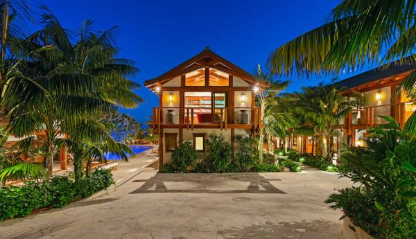 皮爾斯布魯斯南價值 1 億美元的泰式馬里布度假村內部(照片) 皮爾斯布魯斯南價值 1 億美元的泰式馬里布度假村內部(照片)