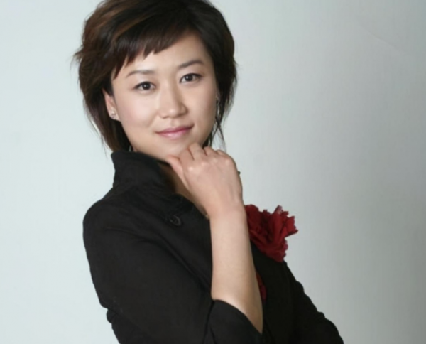 著名主持人魏笑：新婚24小時離世，丈夫至今未娶，父親仍在懷念她