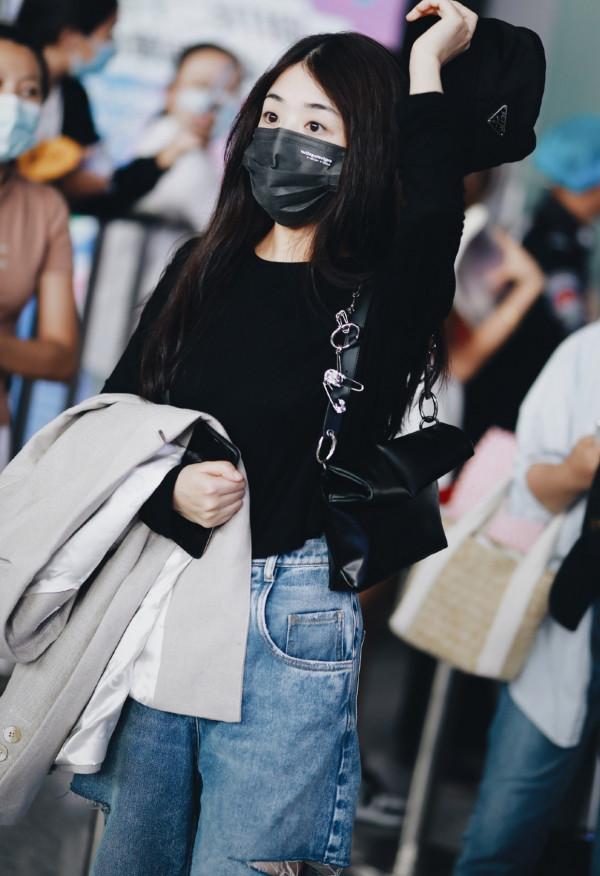 很少見張含韻走機場，沒想到她把卷邊牛仔褲一穿，也是街拍女王