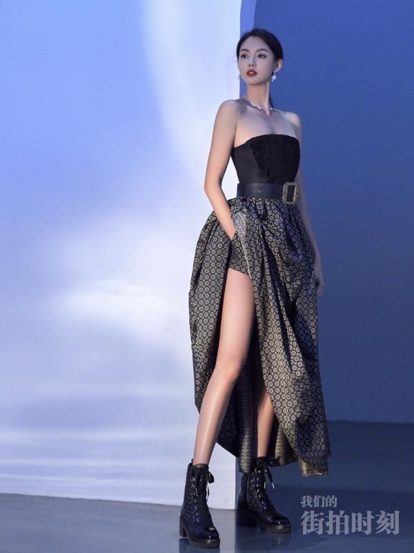 張梓琳和周雨彤,相差10歲,同穿拼接波點裙,氣質居然不相上下? 張梓琳和周雨彤,相差10歲,同穿拼接波點裙,氣質居然不相上下?