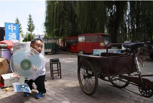 相差70釐米的愛情,身高1米的林彥華娶1.7米媳婦,兩人幸福美滿 相差70釐米的愛情,身高1米的林彥華娶1.7米媳婦,兩人幸福美滿