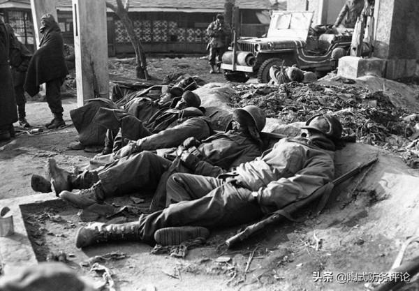 北極熊團被殲後，一美軍中校潛入戰場點數屍體，被我軍集體圍觀