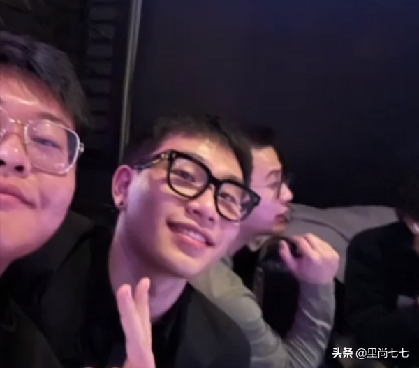 陳坤兒子19歲生日，剃寸頭戴耳釘打扮成爸爸模樣，五官終於像陳坤