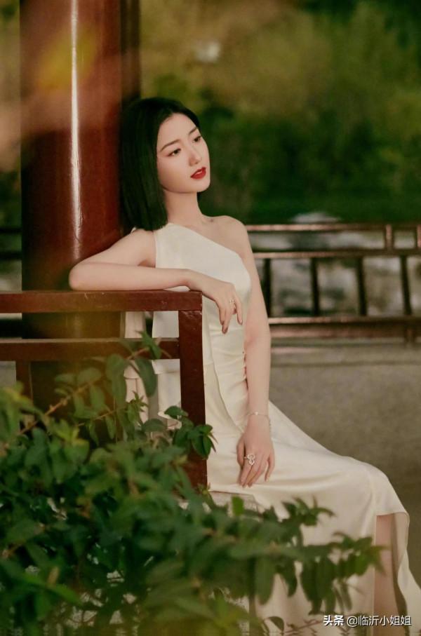 毛曉彤，出水芙蓉般的清新容貌，靈動唯美，非常恬靜的小姐姐