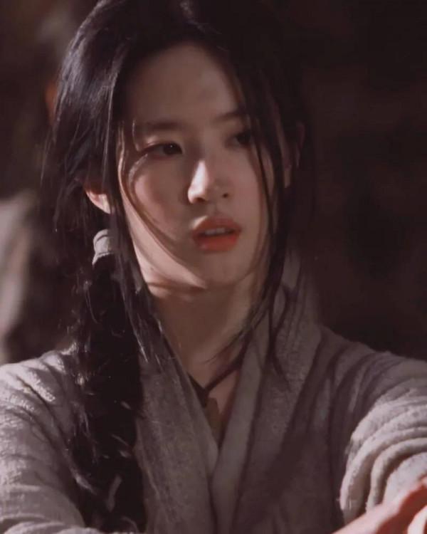 女明星演乞丐，楊穎不走心，楊超越太醜，看到劉亦菲披個麻袋也美