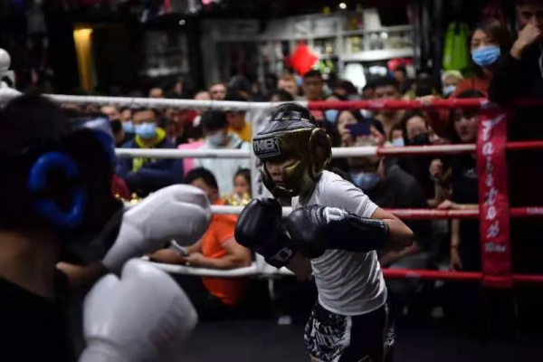 是什麼讓年輕人付費打架？