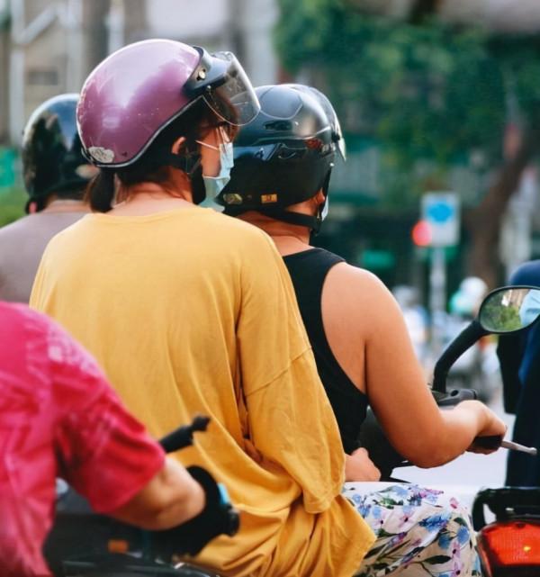 曾沛慈被拍與陌生男逛街,大方公佈戀情,男方身材健壯樣貌一般 曾沛慈被拍與陌生男逛街,大方公佈戀情,男方身材健壯樣貌一般