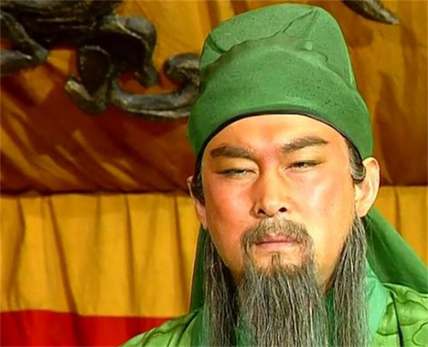 60年代湖北關羽墓被挖開，墓室盡頭，發現4根鐵鏈懸掛的古棺