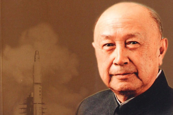 國家到底對錢學森有多重視？看看他身邊那兩個人的身份，就知道了