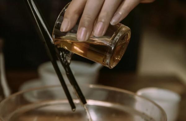 餐前燙碗筷,這種廣東習俗究竟有沒有必要?醫生告訴你實情 餐前燙碗筷,這種廣東習俗究竟有沒有必要?醫生告訴你實情