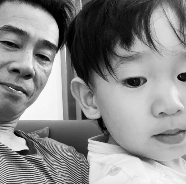 陳小春曬與小兒子同框照,HoHo正臉出鏡髮量大,越長越像爸爸 陳小春曬與小兒子同框照,HoHo正臉出鏡髮量大,越長越像爸爸