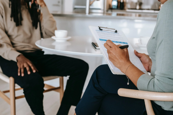 鋰電池廠搶人大戰：獵頭每天打100個電話挖人，老闆做夢都想上市