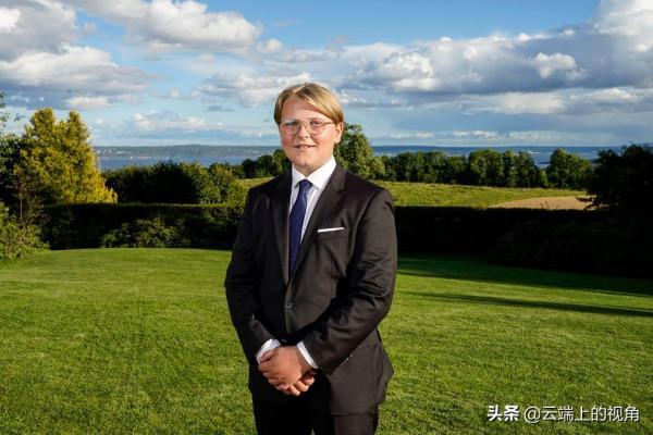 王儲扎堆聊天,兒子拖著爸爸往家走,挪威王子:爸別聊了,該走了 王儲扎堆聊天,兒子拖著爸爸往家走,挪威王子:爸別聊了,該走了