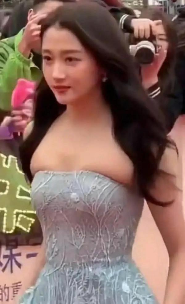 關曉彤這穿衣風格真是沒誰了，想問問這肉怎麼勒出來的