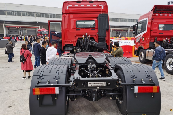 行業“寒冬”+主機廠“威脅”，重卡牽引車僅24w，經銷商有多難？