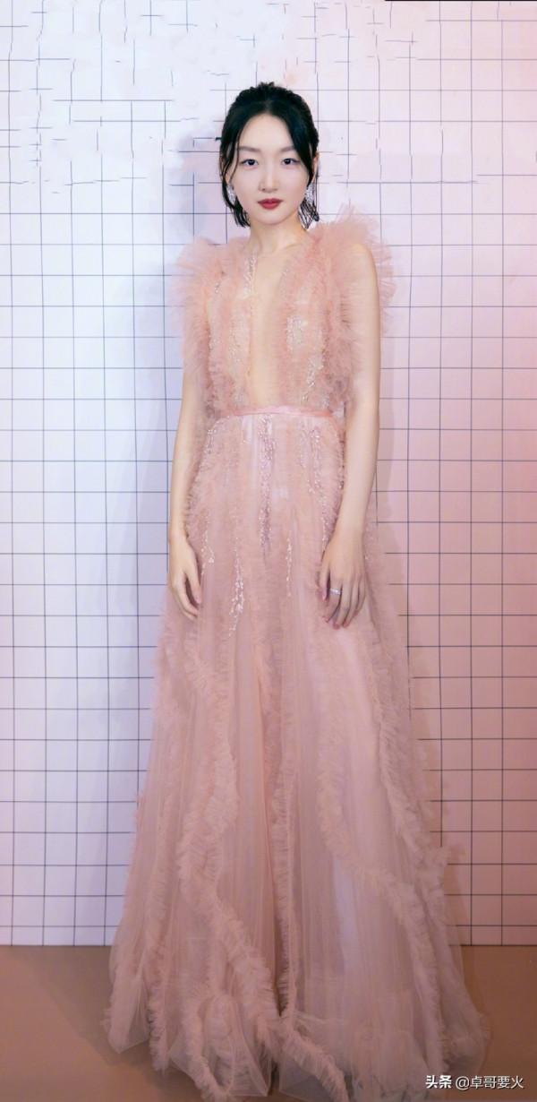 周冬雨終於不再是小孩身,搭配一襲拼接抹胸禮裙封神,氣場感十足 周冬雨終於不再是小孩身,搭配一襲拼接抹胸禮裙封神,氣場感十足